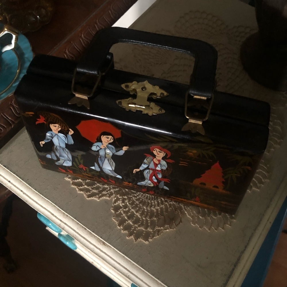 Vintage Black Lacquer Hand-Painted Box Purse with Inlaid MOP - Picture 8 of 16